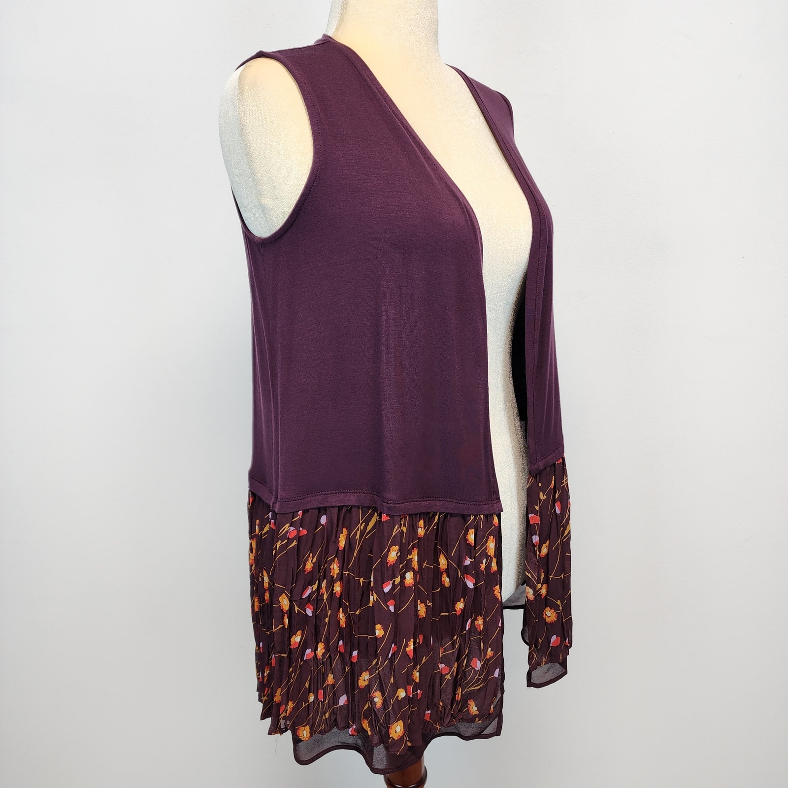 Lori Goldstein Womens Sleeveless Cardigan Size Xs Plum Floral Trim Cottage Fairy